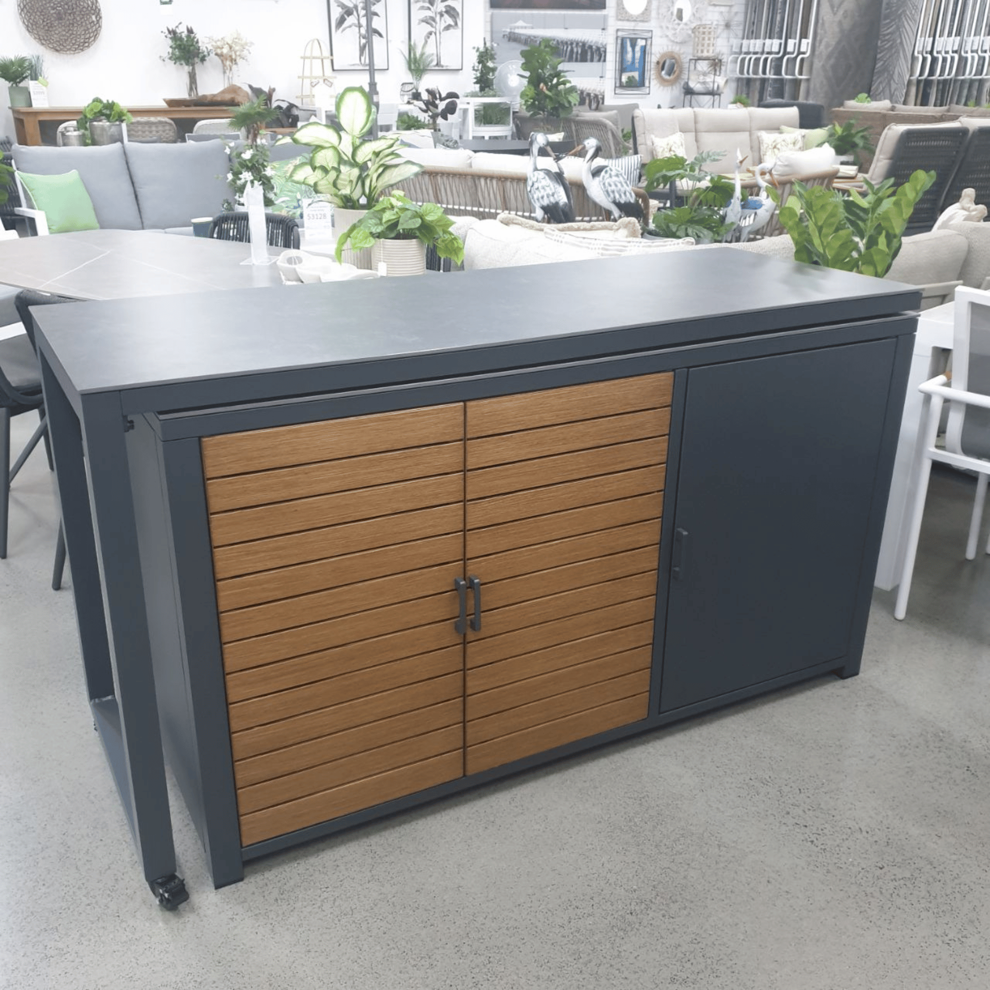 Outdoor Storage Workstation with Swivel Extendable Top