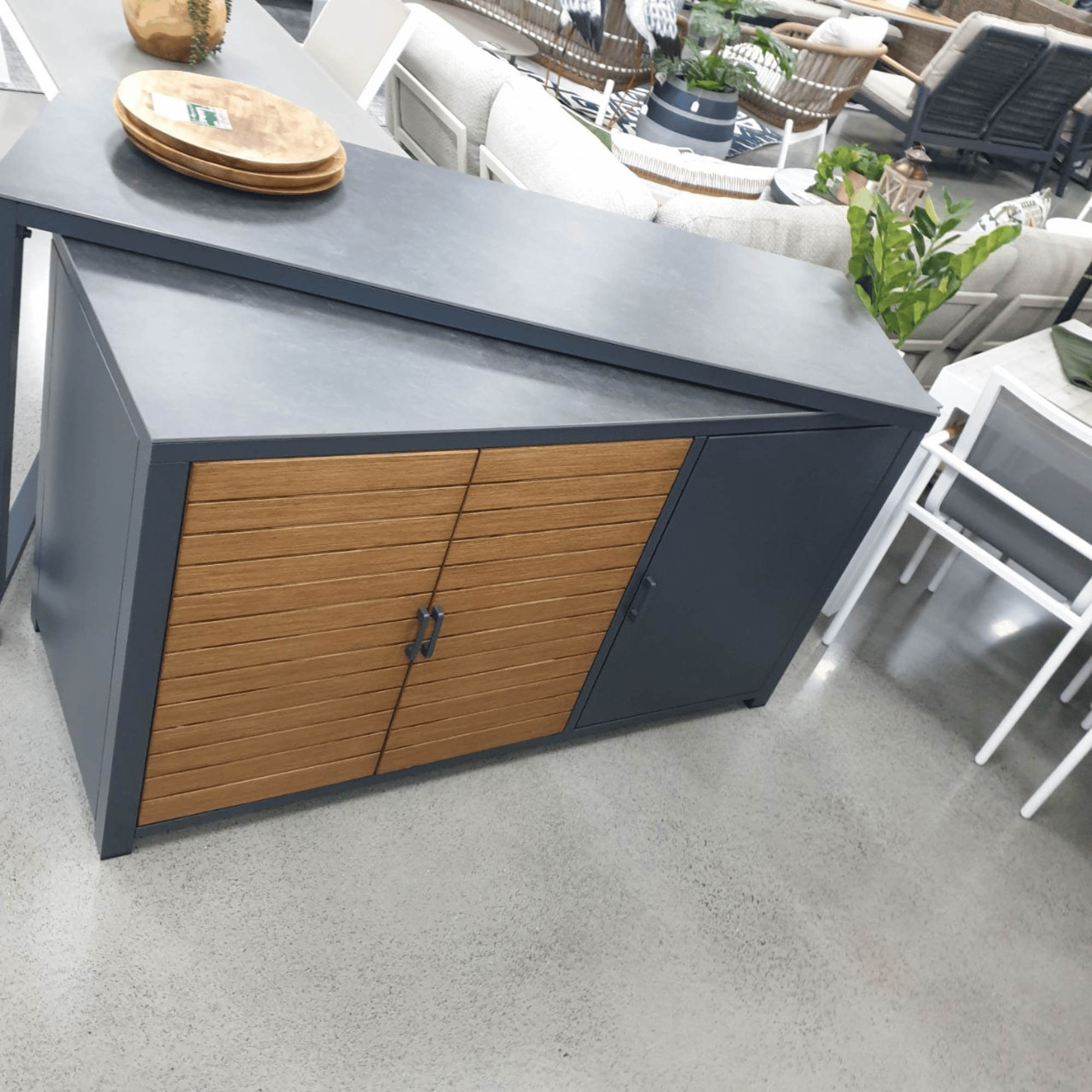 Outdoor Storage Workstation with Swivel Extendable Top