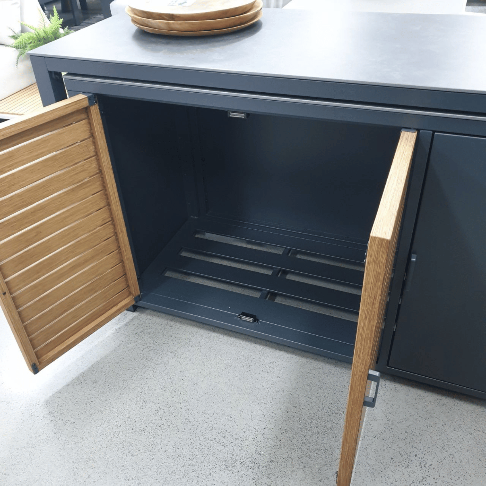 Outdoor Storage Workstation with Swivel Extendable Top