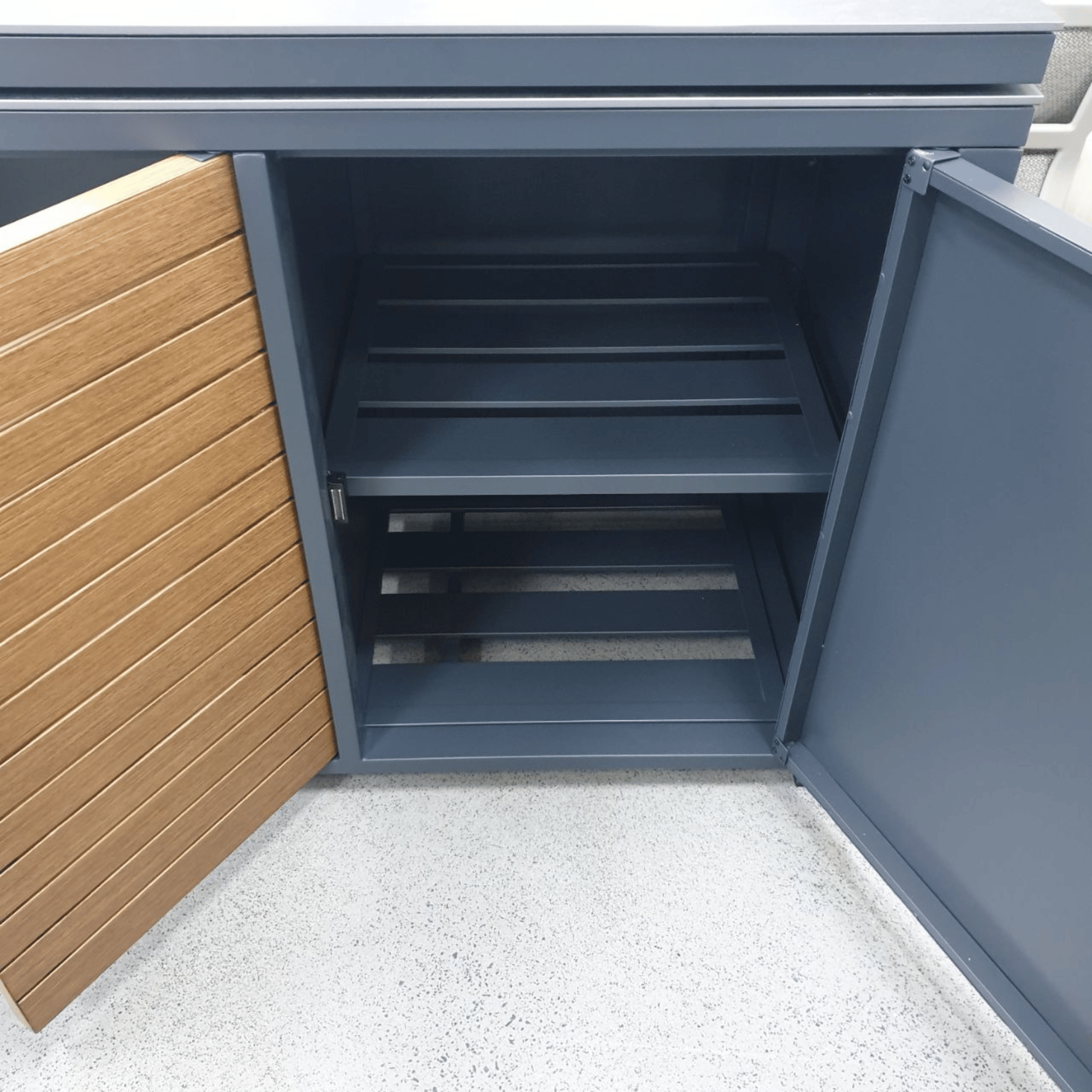 Outdoor Storage Workstation with Swivel Extendable Top