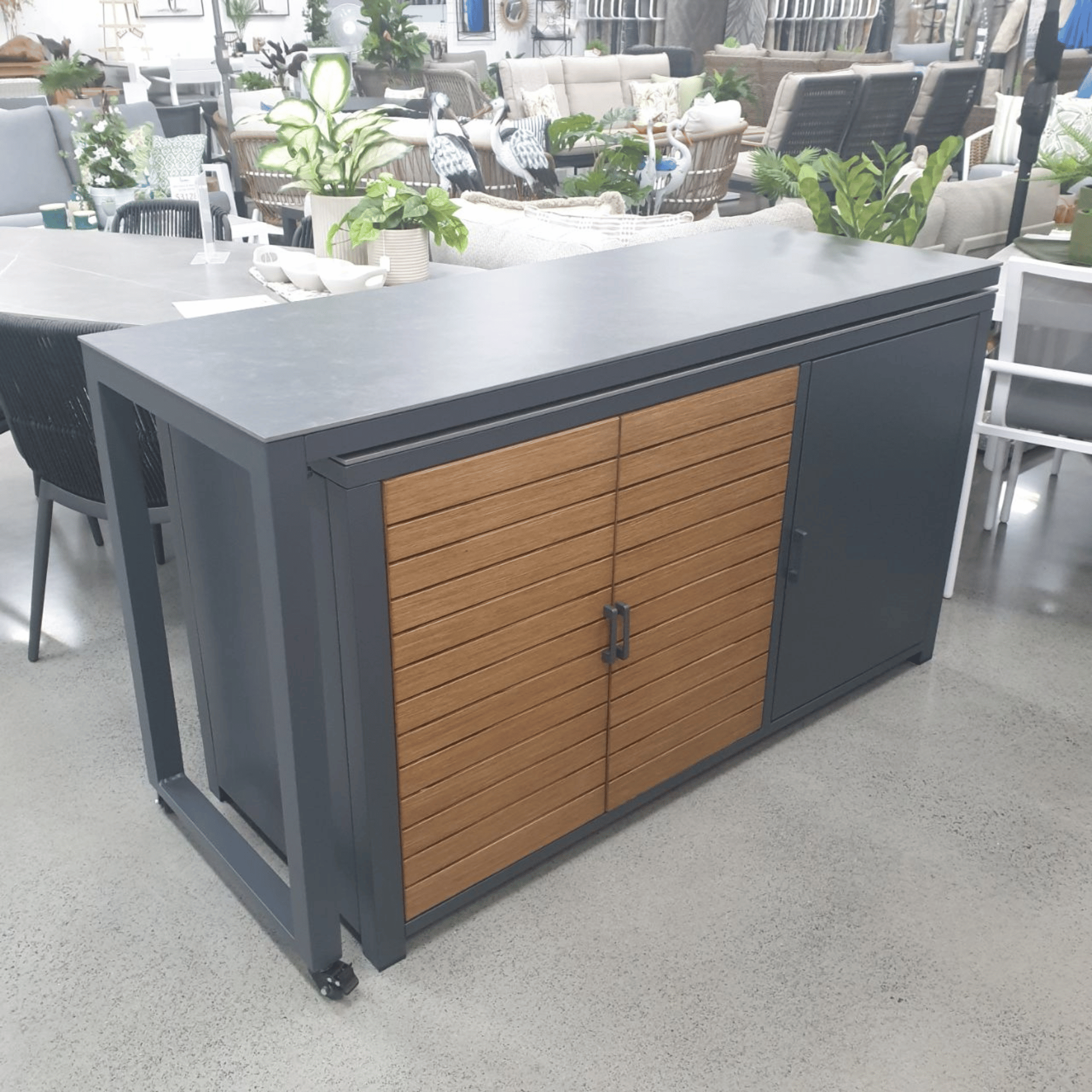 Outdoor Storage Workstation with Swivel Extendable Top