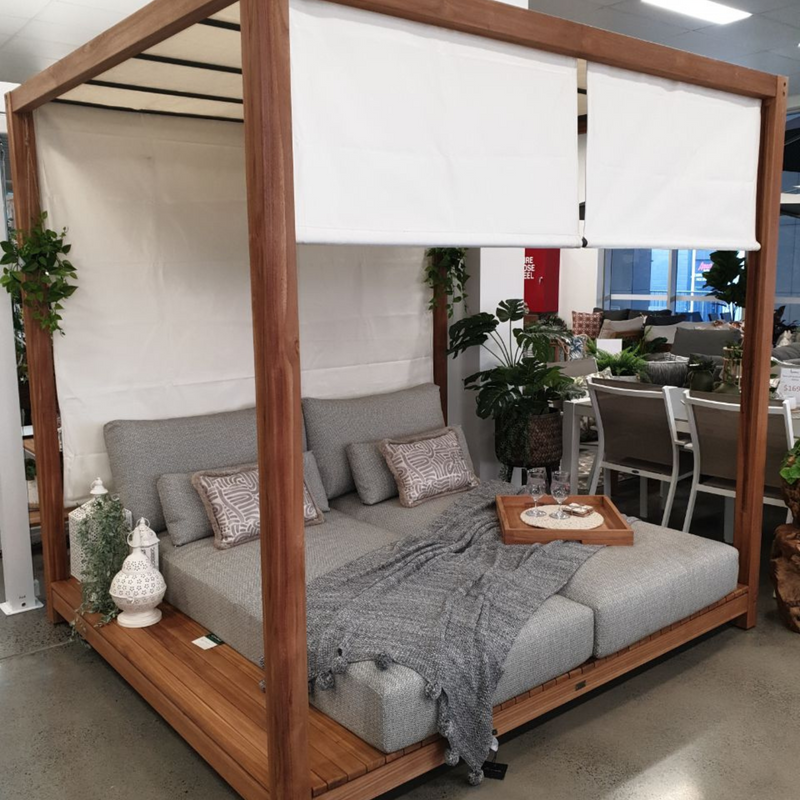 Pierre Daybed with 4-poster frame and canopy