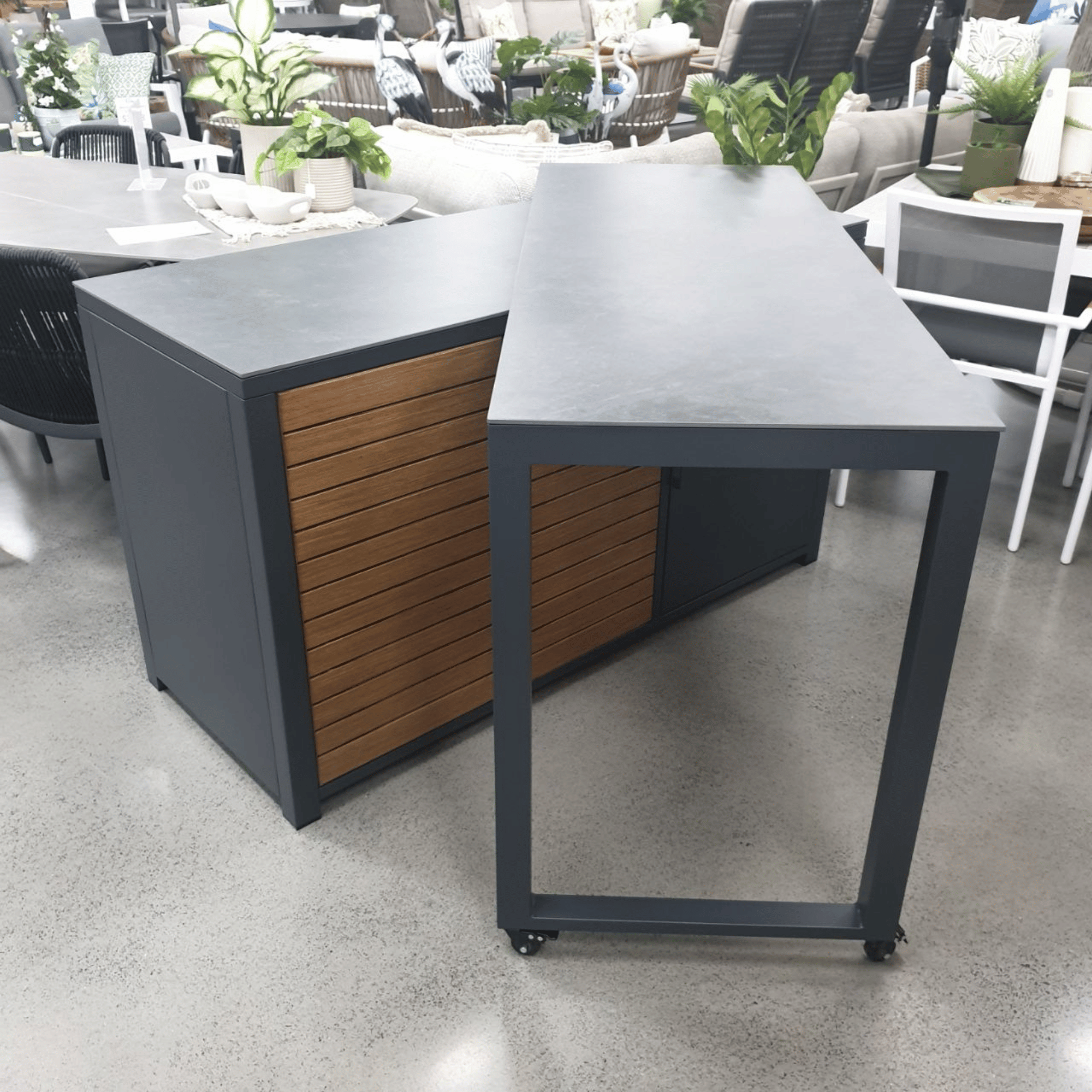 Outdoor Storage Workstation with Swivel Extendable Top