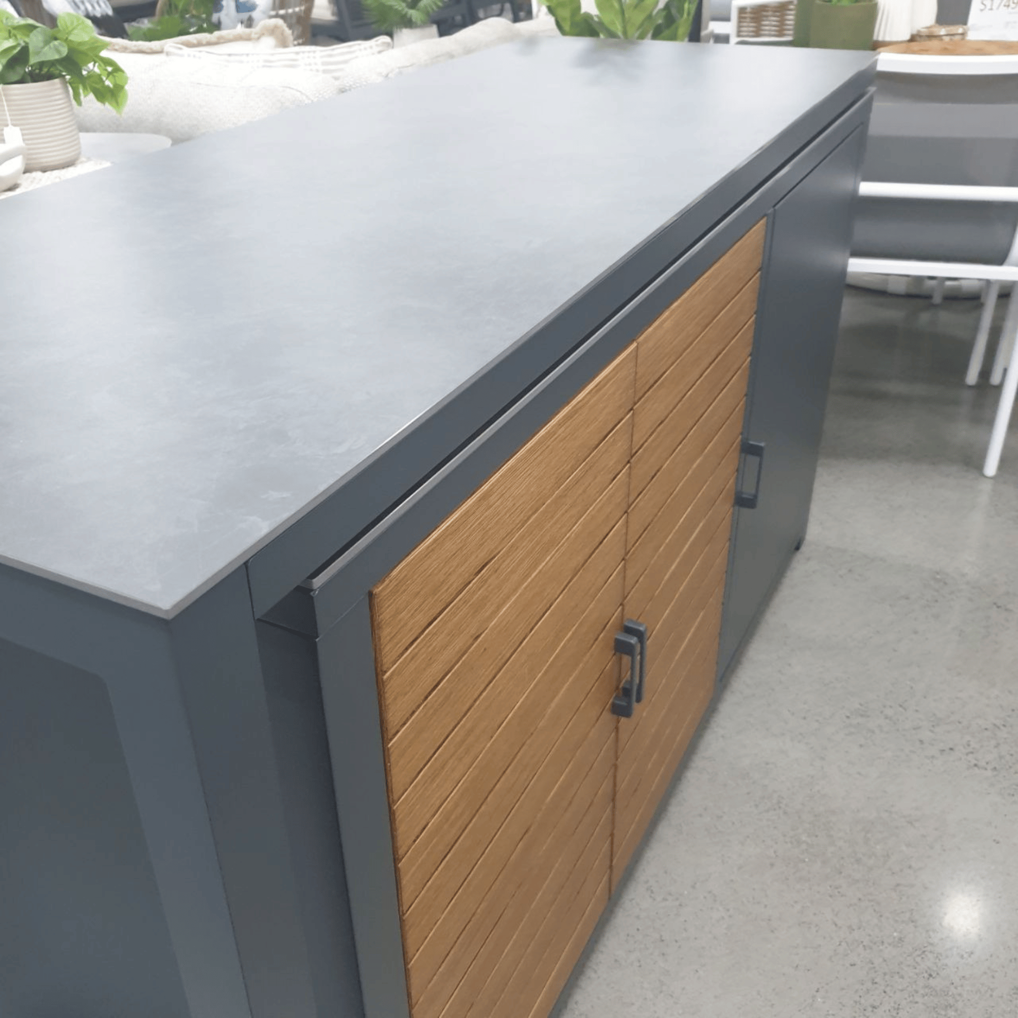 Outdoor Storage Workstation with Swivel Extendable Top
