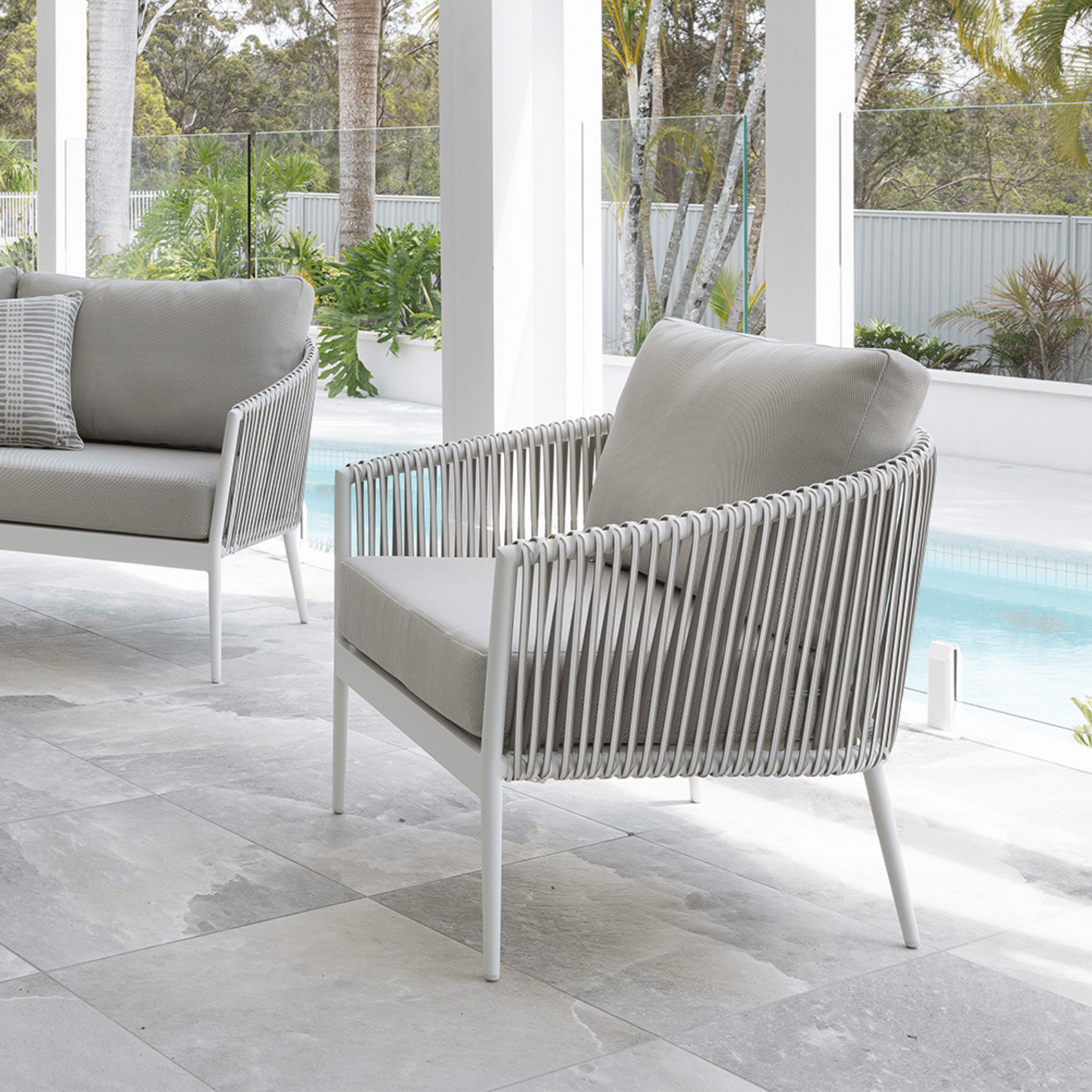 Artemis 'peapod' White Lounge 3+1+1 - 5 piece Outdoor Lounge Setting