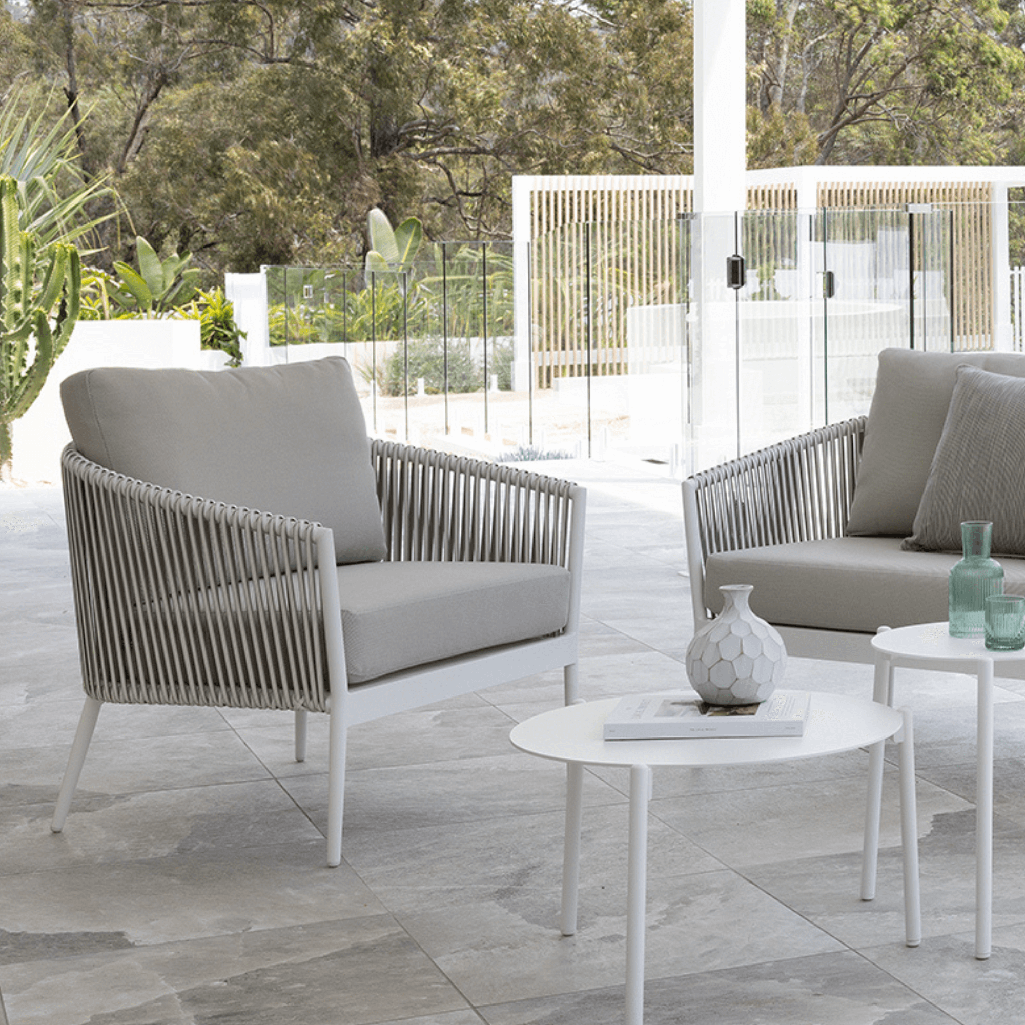 Artemis 'peapod' White Lounge 3+1+1 - 5 piece Outdoor Lounge Setting