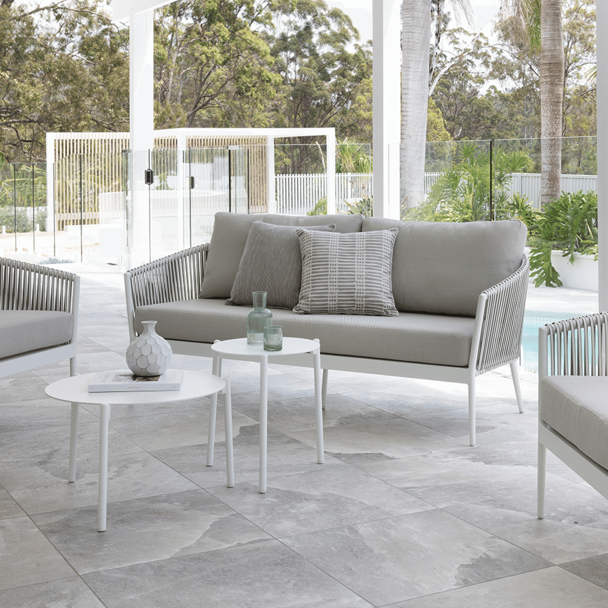 Artemis 'peapod' White Lounge 3+1+1 - 5 piece Outdoor Lounge Setting