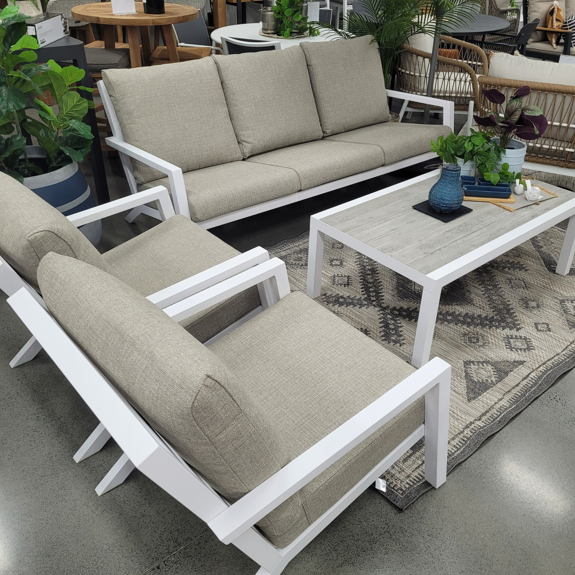 Venus 4-piece Outdoor Lounge Setting - White/Oatmeal