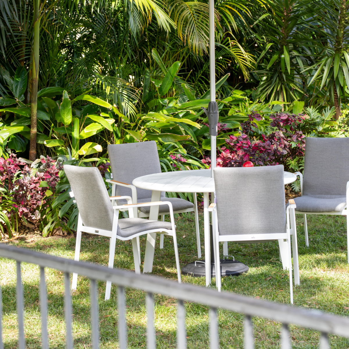 Avignon & Diamond Padded 120cm Round 5 pce Dining Setting - Lume Outdoor Living