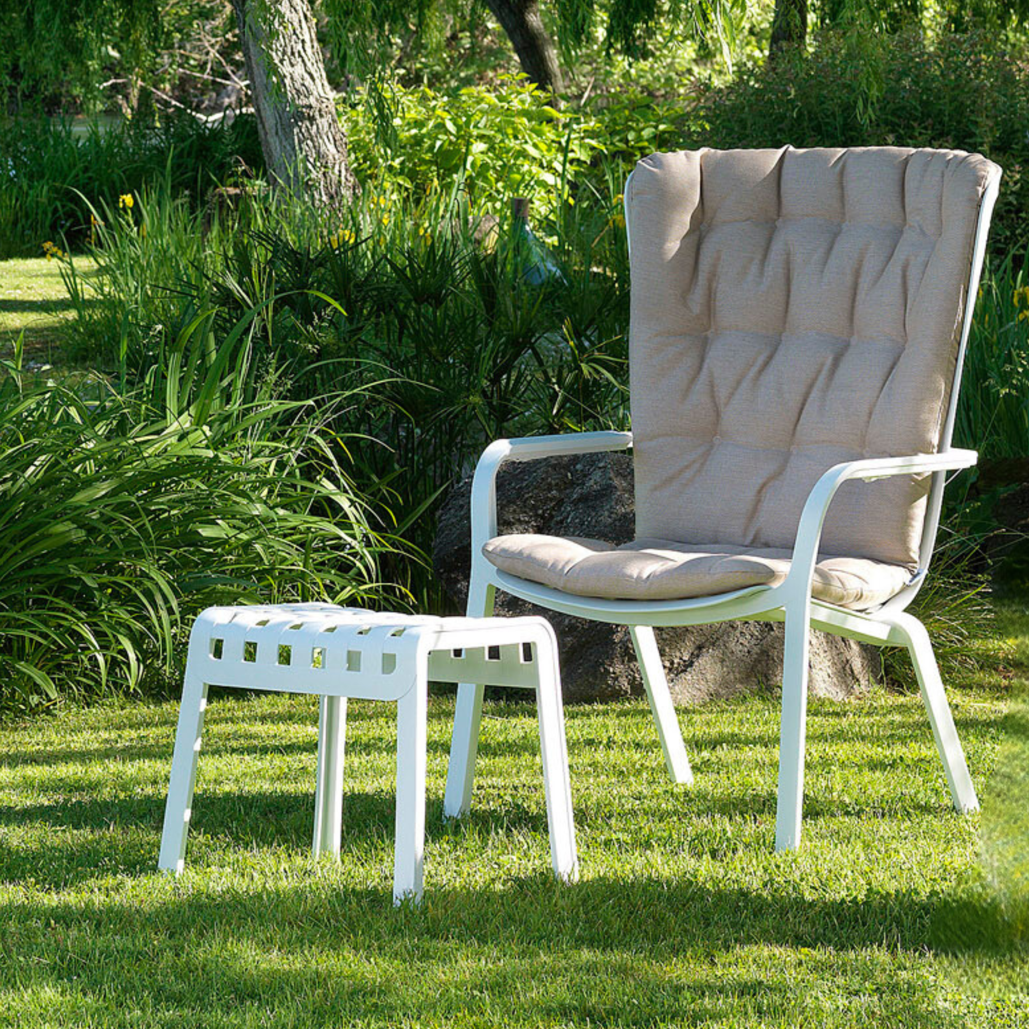 Folio high-back chair with cushion by Nardi - 6 colour combinations- outdoor lounge chair