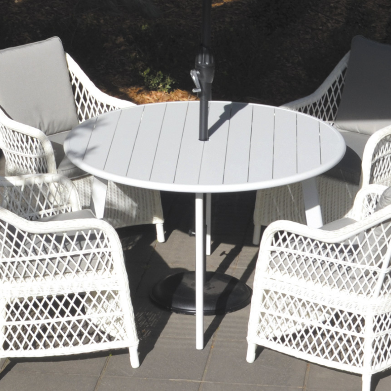 Avignon 120cm round table with umbrella and wicker chairs