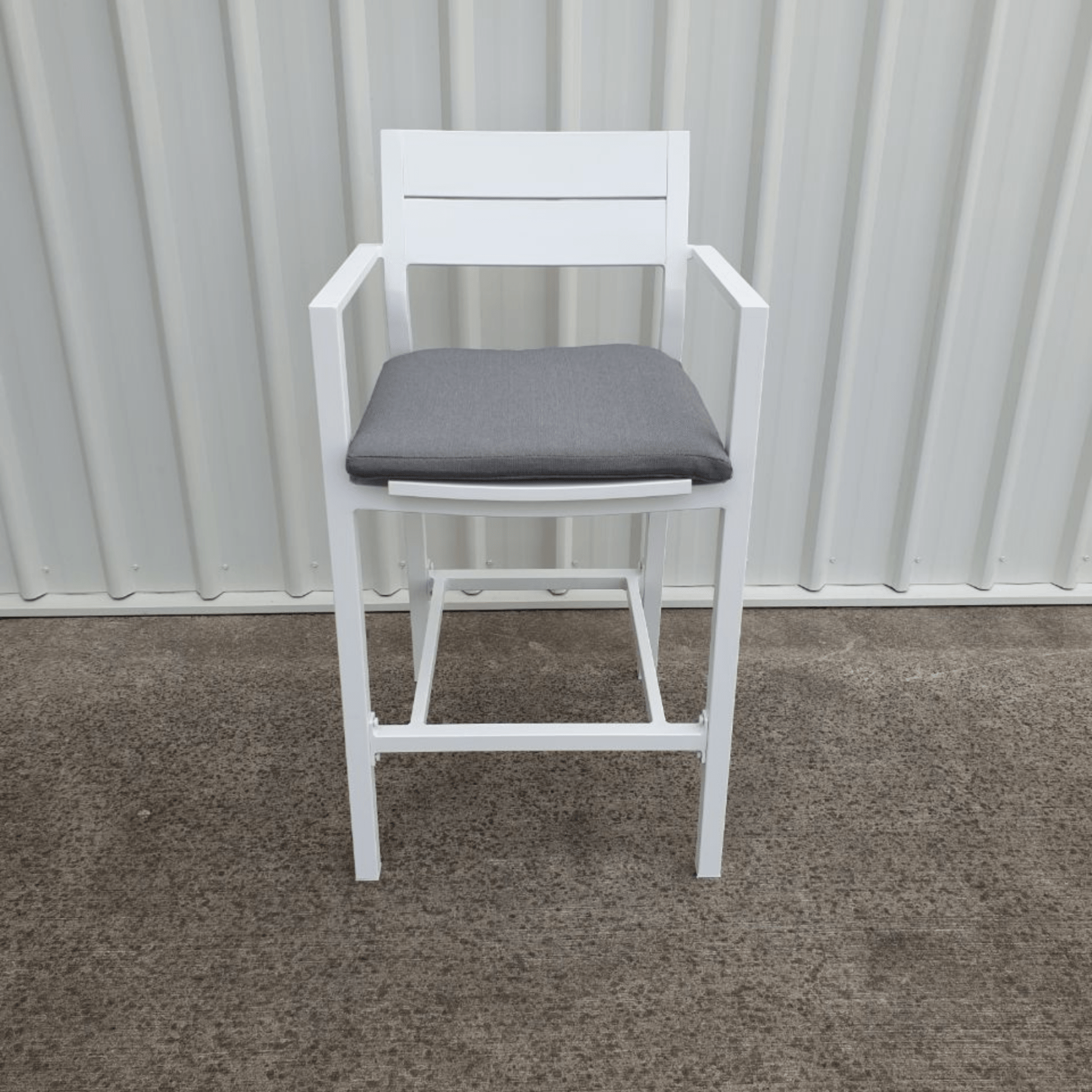 Glide Aluminium Bar Chair with cushion - white - Lume Outdoor Living