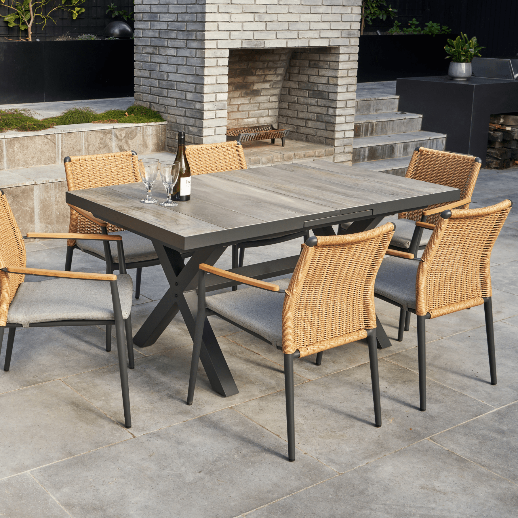 Memphis Wye Extendable Outdoor Dining Table 165 - 205cm charcoal/wood - look - Lume Outdoor Living