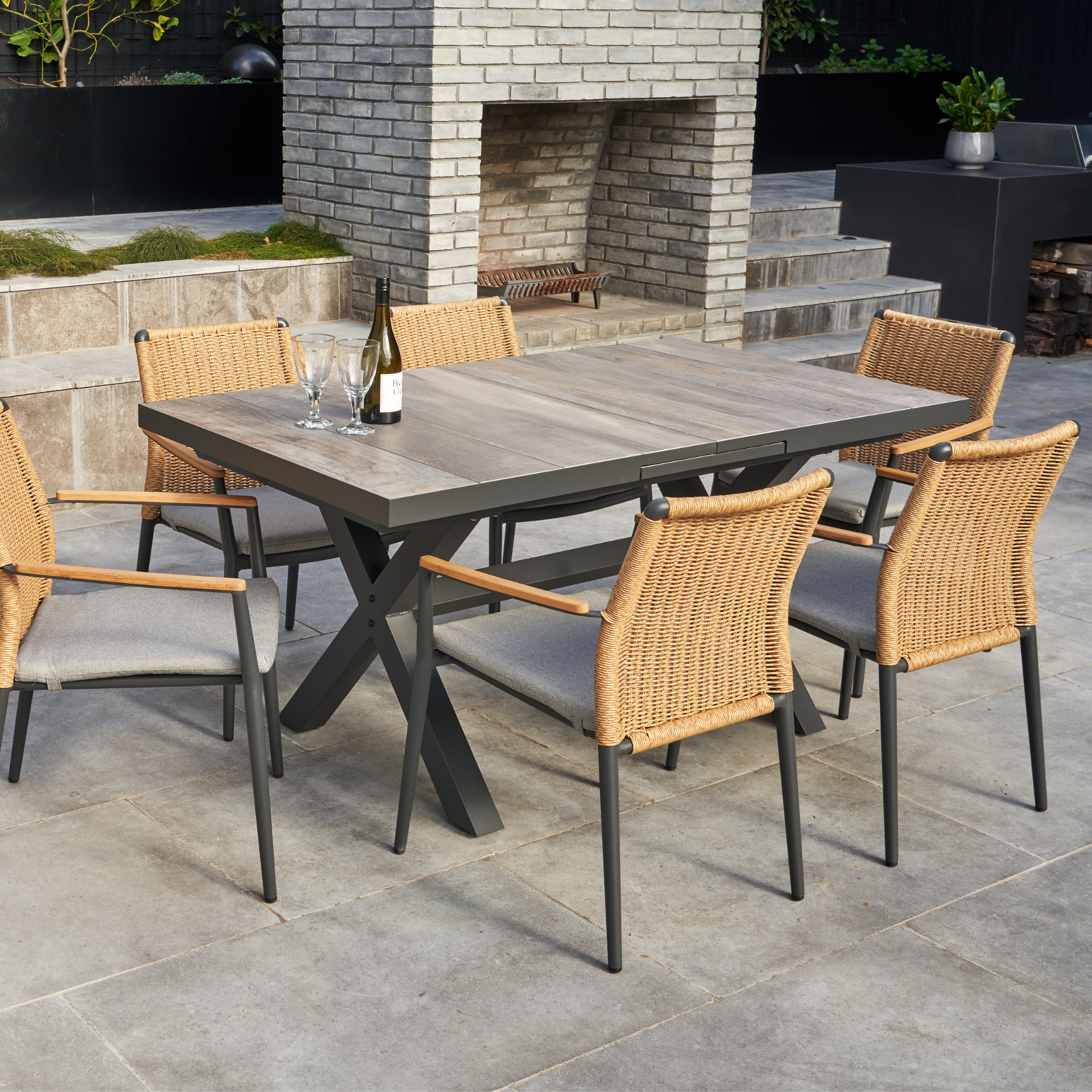 Memphis Wye Extendable Outdoor Dining Table 165-205cm charcoal/wood-look