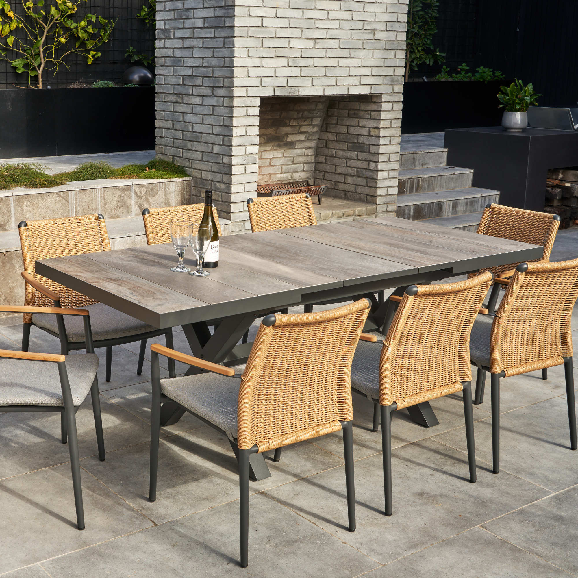 Memphis Wye Extendable Outdoor Dining Table 165-205cm charcoal/wood-look