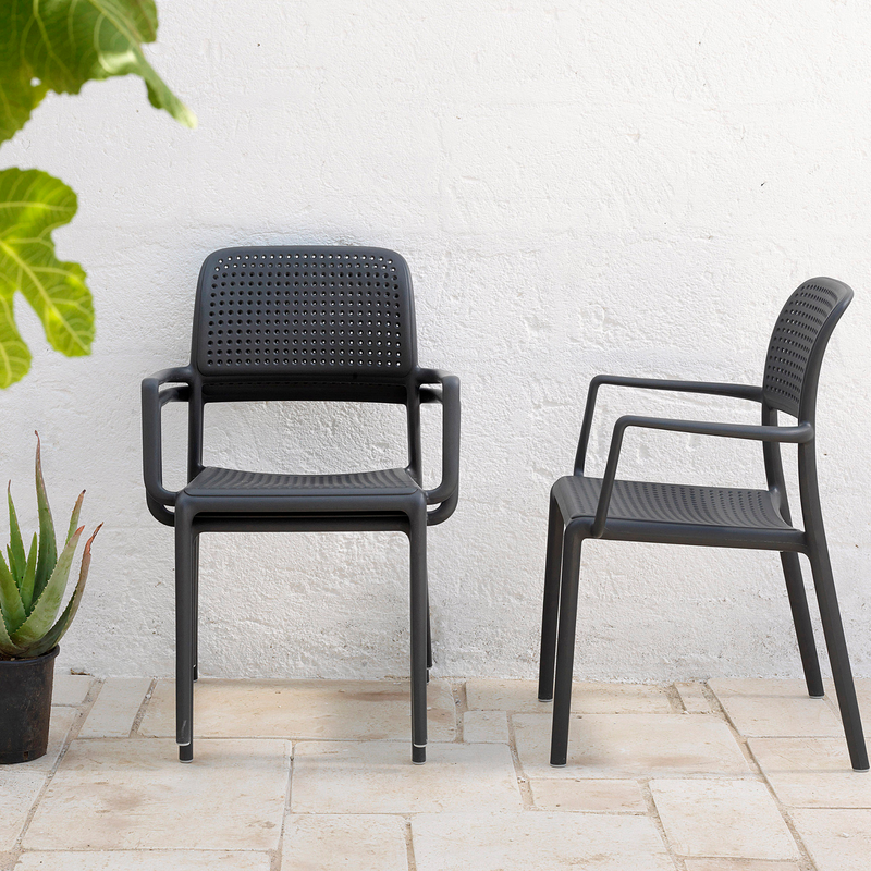 Lightweight and cool, the Bora armchair by Nardi is a comfortable fiberglass resin chair with armrests, with a seamless tubular frame and rounded profile, perfect for the outdoors.