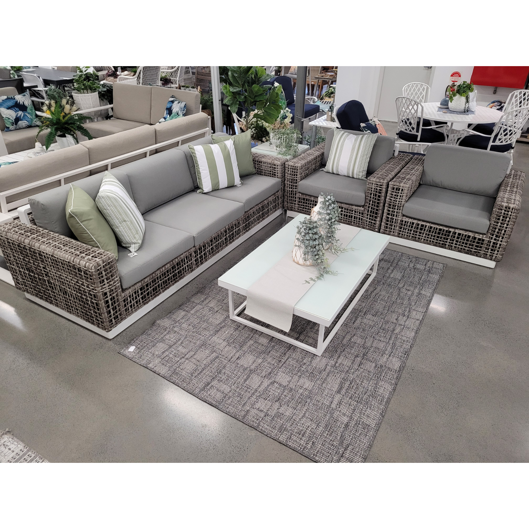 Atlanta wicker lounge - 5 piece outdoor lounge set